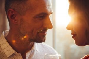 O que faz um homem parecer poderoso? Pesquisa revela os comportamentos mais atraentes