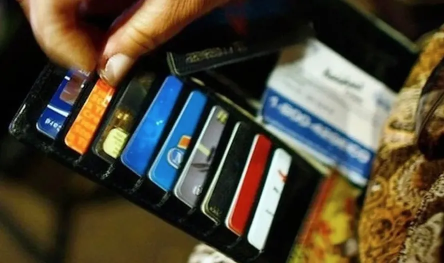 Como economizar com cartão de crédito: milhas, cashback e uso inteligente