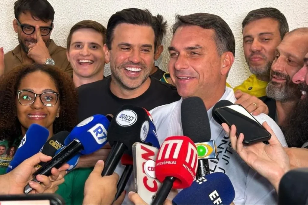 Flávio Bolsonaro apresenta Pablo Marçal como colaborador de campanha