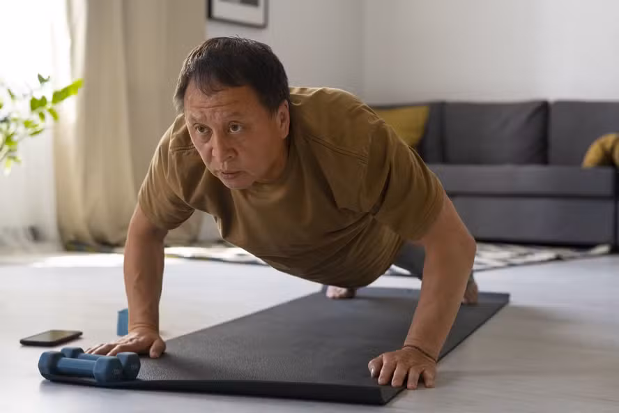 Os 2 melhores exercícios para o abdômen e quais evitar aos 50 anos, segundo Harvard