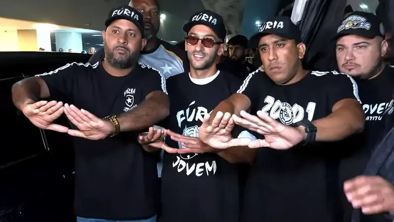 Ziyech chega ao Rio e é recebido com festa pela torcida do Botafogo no aeroporto: ‘Muito animado, quero viver isso’
