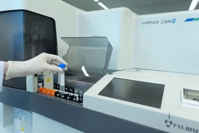 Exame de sangue que detecta Alzheimer chega ao Brasil