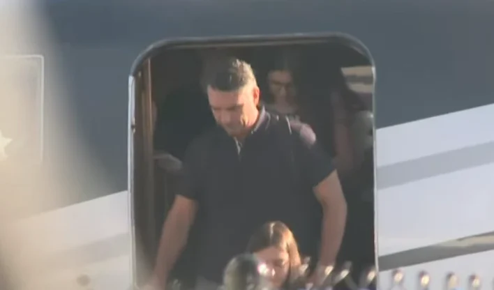 Flávio Bolsonaro entrou nos EUA com autorização humanitária e permissão para ficar por um ano no país