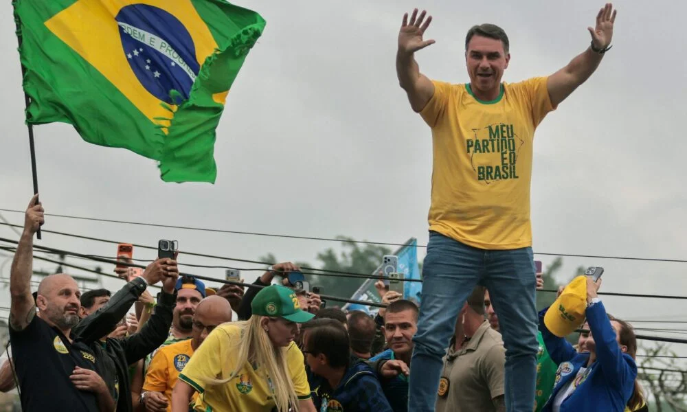 Flávio Bolsonaro foi para os EUA, dizem aliado do senador e fonte do governo norte-americano à Reuters