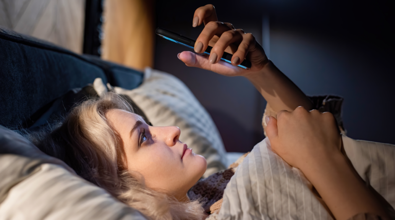 O celular pode estar atrapalhando o seu sono; veja 5 impactos na saúde