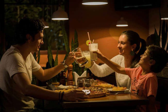 Quem leva algo ao ser convidado para jantar pode ter um hábito que revela muito sobre suas relações