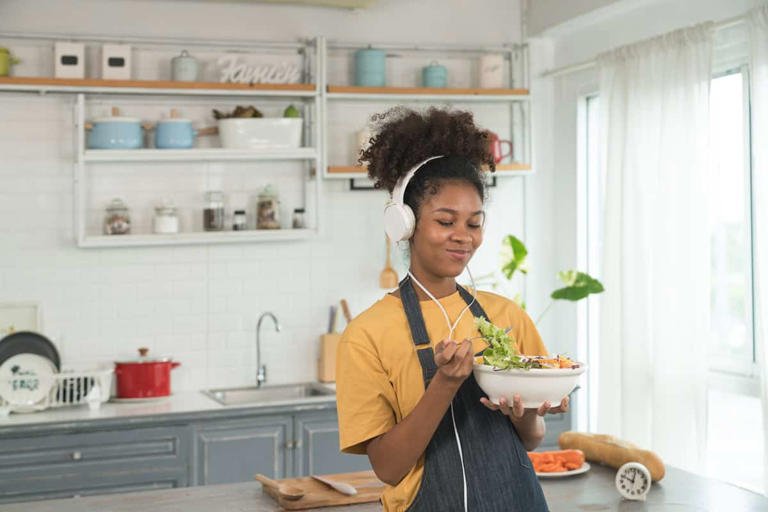 Ouvir música durante as refeições pode realçar o sabor dos alimentos, aponta estudo