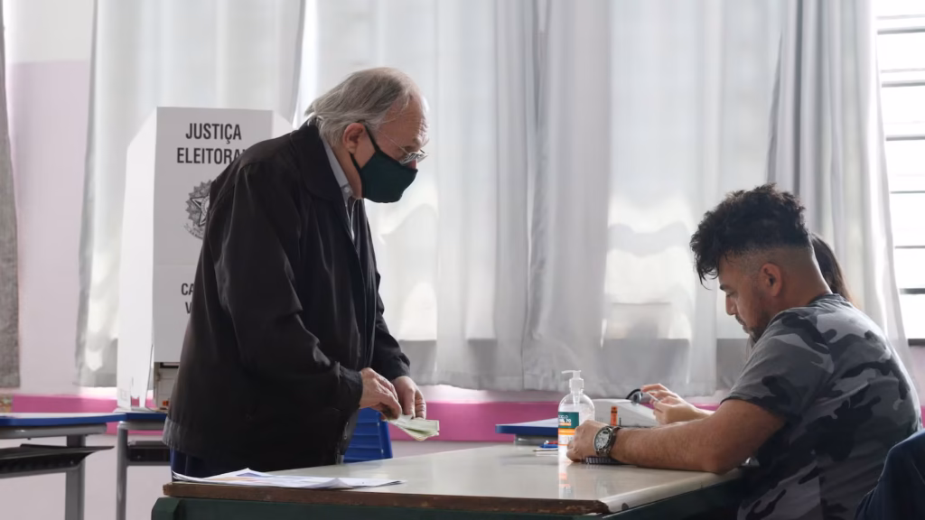 Eleitores com mais de 70 anos precisam votar ou justificar?