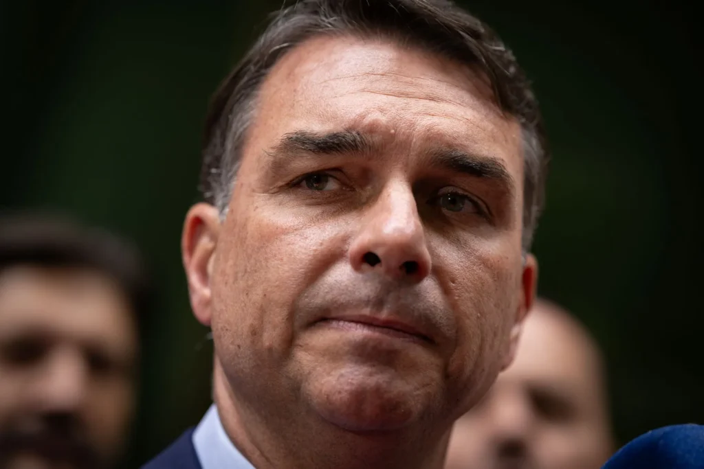 Flávio Bolsonaro diz ter sido intimado pela PF a entregar passaportes por ordem de Moraes