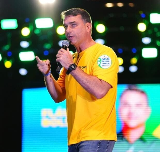 Flávio Bolsonaro aceita quebra de sigilo proposta por Lula, e candidatos assinam acordo no TSE