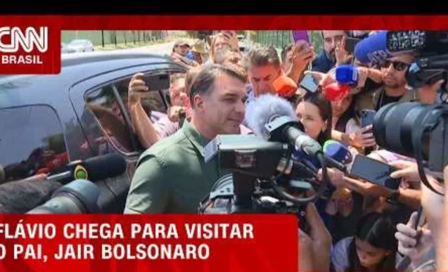 Flávio Bolsonaro diz que Jair está satisfeito com o 1º turno e deu dicas para a reta final