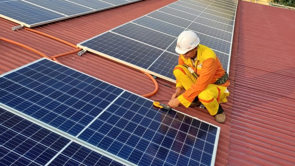 Após boom da energia solar, uma das maiores geradoras do setor entra em recuperação com R$ 4,56 bilhões em dívidas e fundos compram usinas em meio à crise