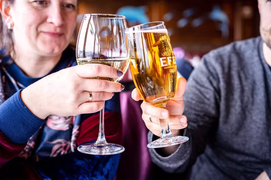 Tomar duas doses de álcool por dia pode impactar mais a saúde do que pensava