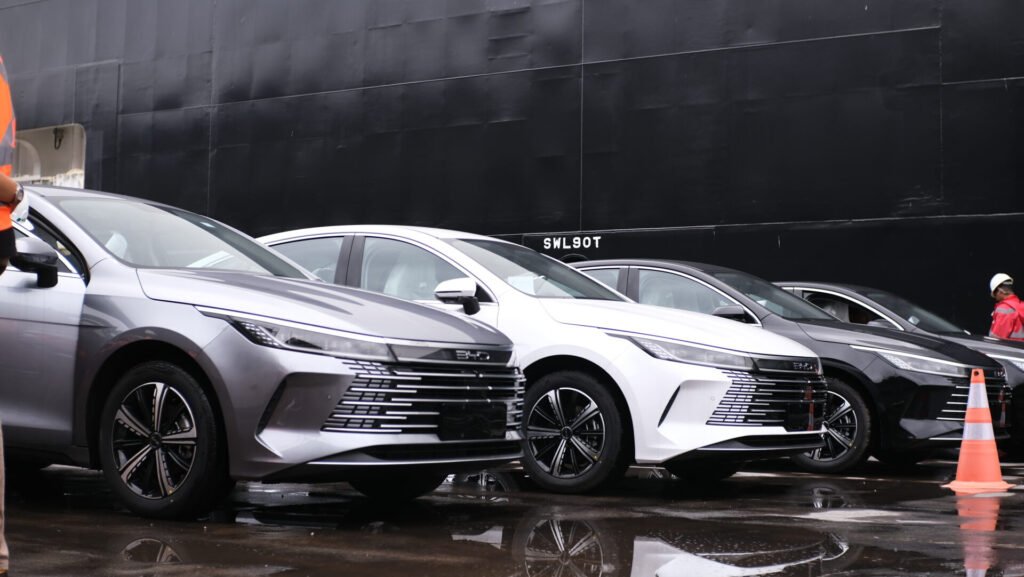Carros elétricos e híbridos devem superar 70% das vendas de veículos leves no Brasil até 2035, aponta relatório